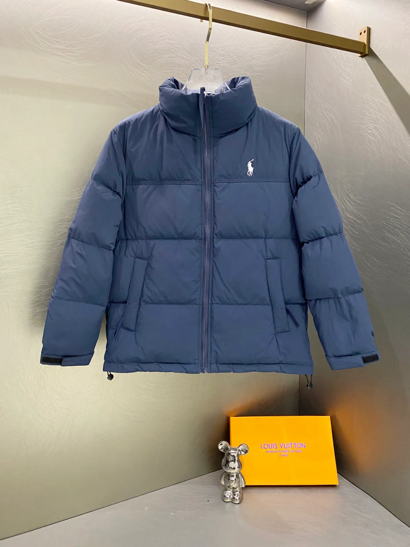P660 Ralph Lauren/Ralph Lauren matte classic new winter down jacket, same style for men and women, versatile and warm!     It is filled with 90% white duck down and has better thermal insulation performance. It is lightweight and not heavy, and has good loft recovery after compression. The interior is made of nylon with a double-layer sealing design that will not cause any velvet leakage. The adjustable hem with built-in drawstring buckle can prevent wind and cold.  Color: Black White Navy Size: M-2XL